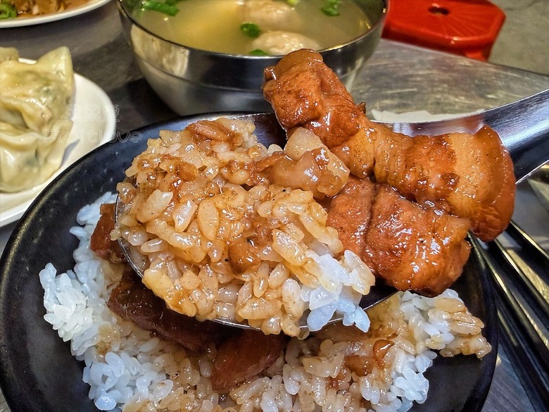 深夜古早味食堂，必吃招牌紅燒肉飯、滷肉飯、香菜豬肉水餃