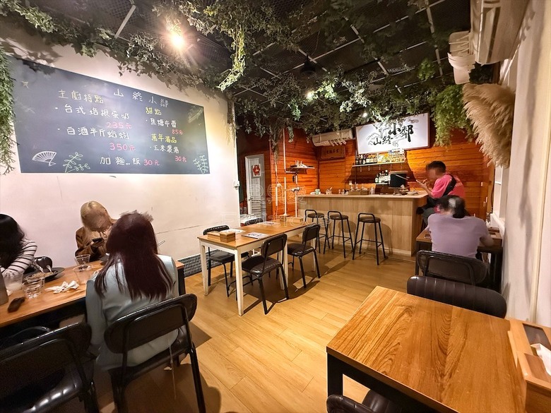 逢甲巷弄深夜微醺食堂,義大利麵份量多又好吃,八種口味可以挑選
