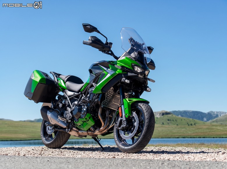 點我看大圖 承襲 Z900 四缸動力與雷達電控架構,全新 Kawasaki Versys 900 正式發表!
