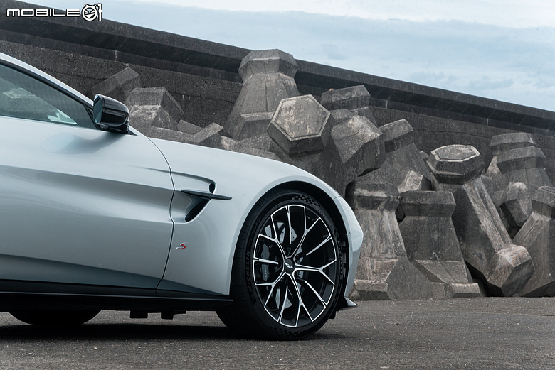 Aston Martin Vantage S 試駕｜身手更俐落，與2010 Vantage重逢純粹駕趣！