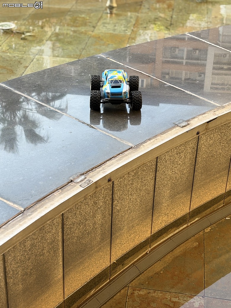 MJX Hyper Go 18208 開箱心得:1/18 四驅越野遙控車,兩套車殼、兩顆電池的入門款