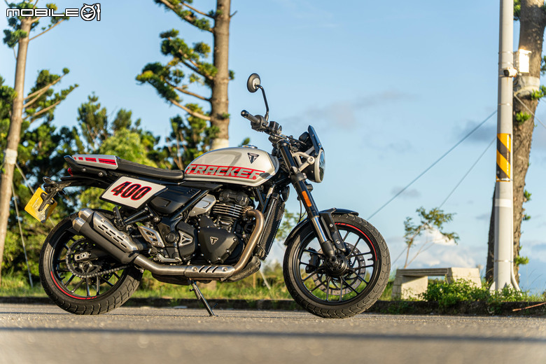 Triumph Tracker 400 試駕|賽事基因入都會,滑胎英姿傲群雄