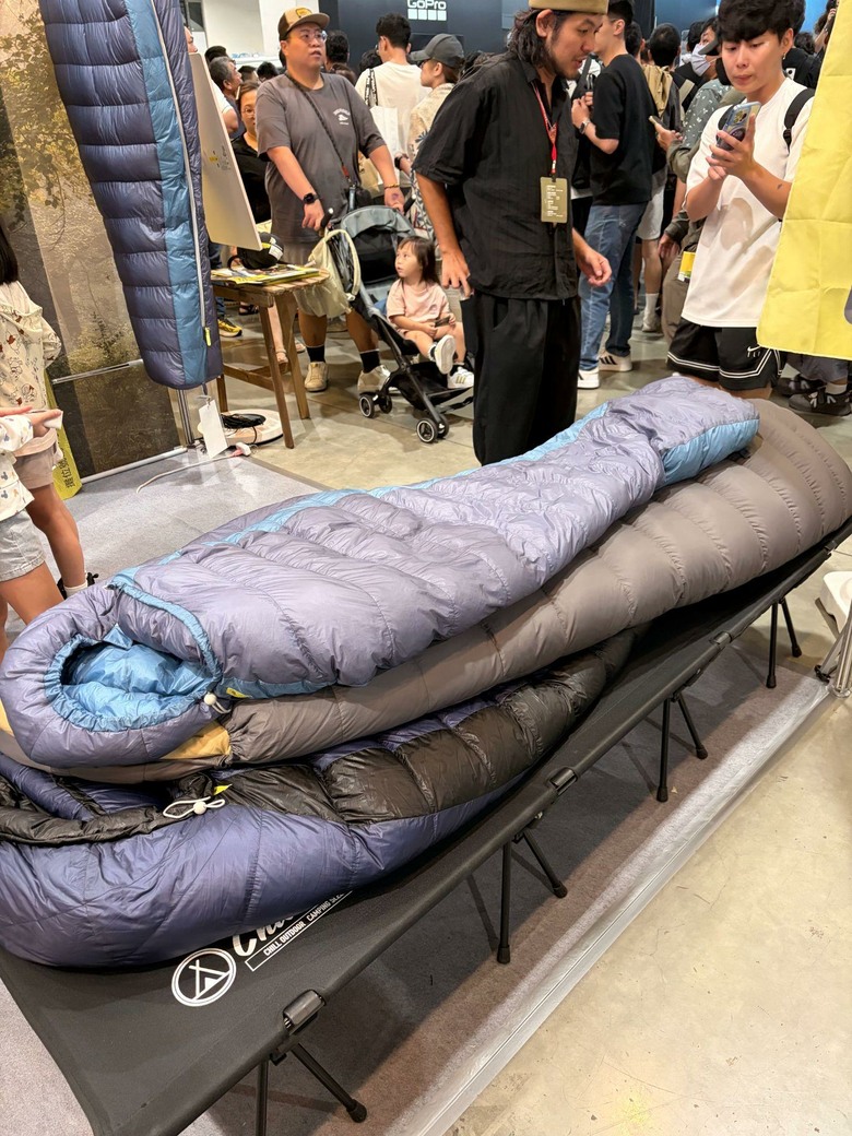 戶外展逛到腳痠但挖到不少好東西！3D mats三代梯、充氣床墊、匹克球超好玩