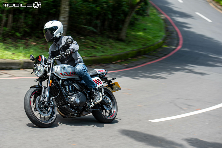點我看大圖 Triumph Tracker 400 試駕|賽事基因入都會,滑胎英姿傲群雄