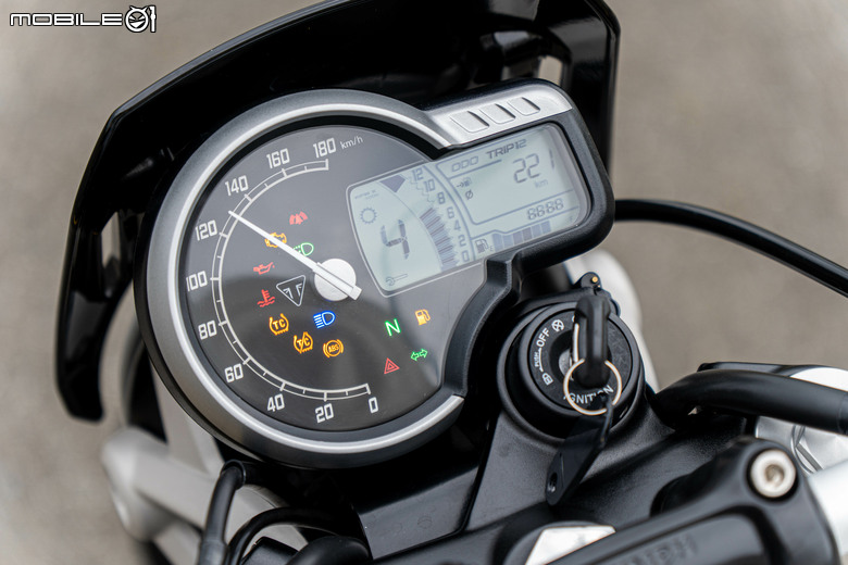 點我看大圖 Triumph Tracker 400 試駕|賽事基因入都會,滑胎英姿傲群雄