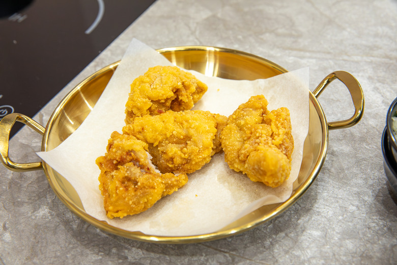 博愛路上的桃金鍋物美食歇腳，新光三越的童心漫步
