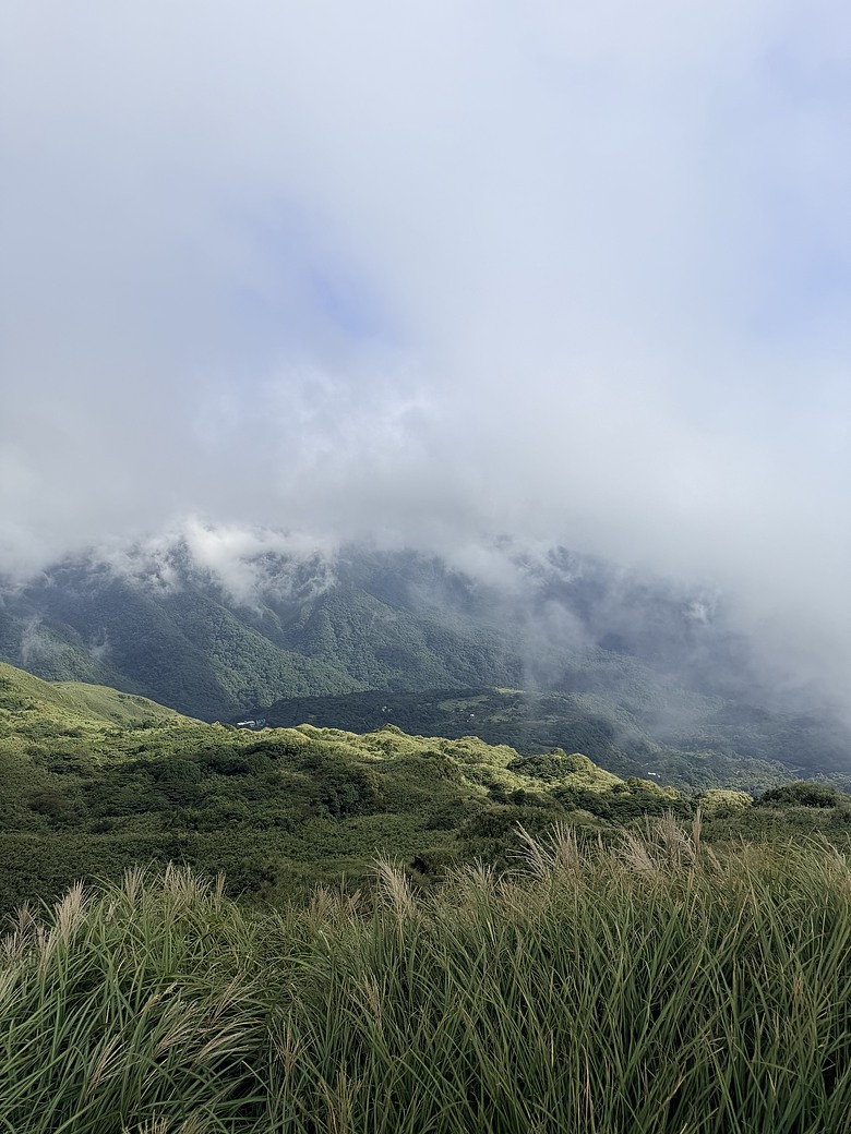 【臺北大縱走第三段】從火山硫氣孔走進青青草原｜小油坑、七星山與擎天崗的療癒山旅