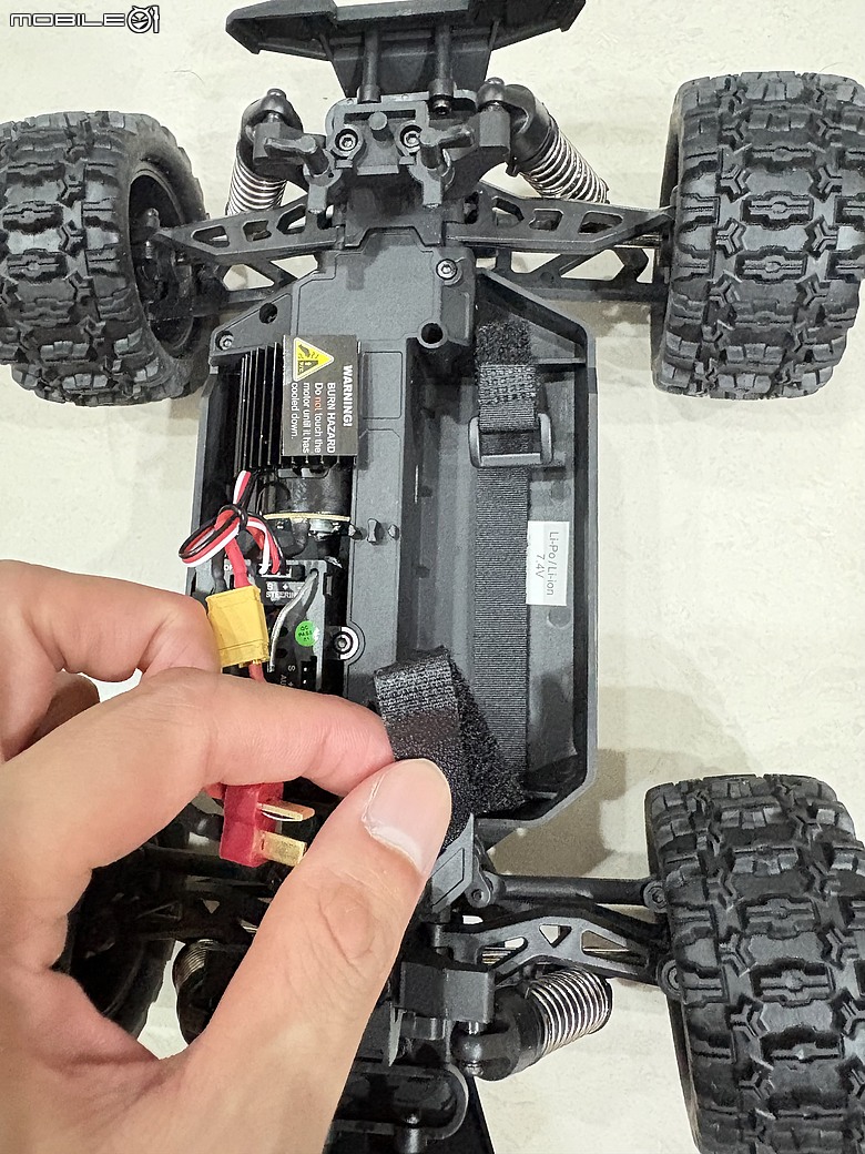 MJX Hyper Go 18208 開箱心得:1/18 四驅越野遙控車,兩套車殼、兩顆電池的入門款