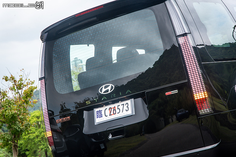Hyundai 小改款 Staria CEO 試駕|油電上身,舒適升級、節能添利!