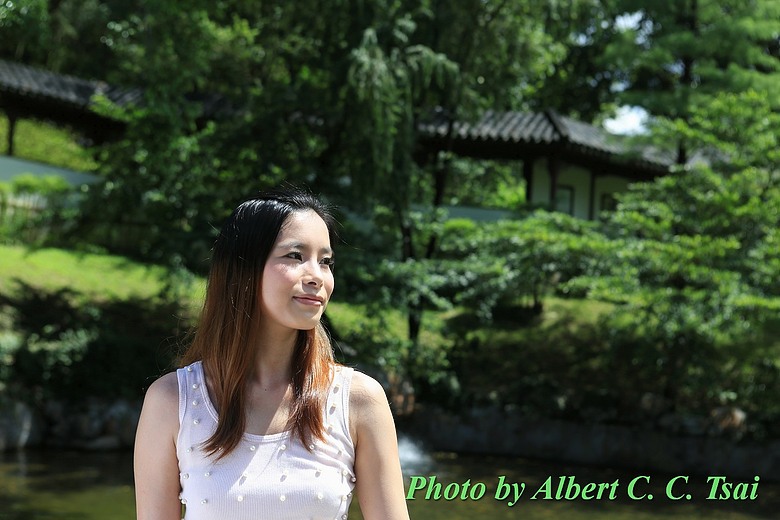 點我看大圖 【人像美學】古典園林裡的情感與光影:Canon 5D3 人像外拍光影紀實(搭配 24-70mm / 70-200mm)