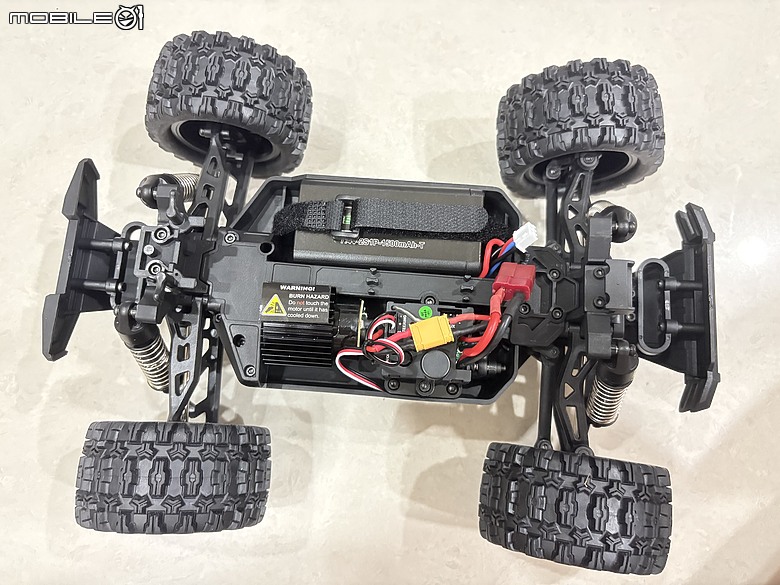 MJX Hyper Go 18208 開箱心得:1/18 四驅越野遙控車,兩套車殼、兩顆電池的入門款