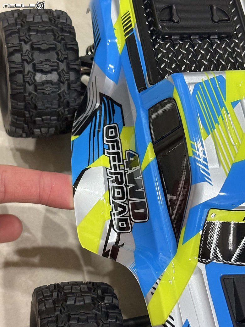 MJX Hyper Go 18208 開箱心得:1/18 四驅越野遙控車,兩套車殼、兩顆電池的入門款