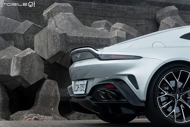 Aston Martin Vantage S 試駕｜身手更俐落，與2010 Vantage重逢純粹駕趣！
