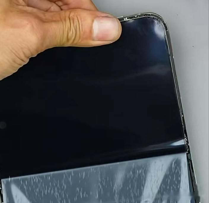 iPhone Duo磨砂膜只是遮丑,折痕一览无余!