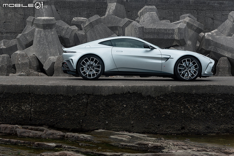 Aston Martin Vantage S 試駕｜身手更俐落，與2010 Vantage重逢純粹駕趣！