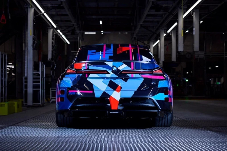 BMW M第100萬輛量產車下線,M3 EV偽裝原型車同步曝光