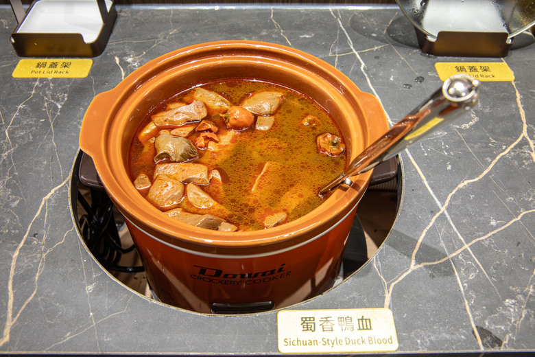 博愛路上的桃金鍋物美食歇腳，新光三越的童心漫步