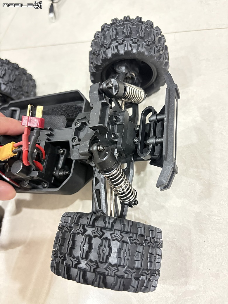 MJX Hyper Go 18208 開箱心得:1/18 四驅越野遙控車,兩套車殼、兩顆電池的入門款