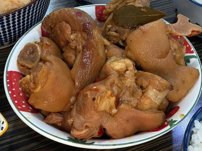 【食記】台南東區美食分享，吃辣族秘密基地，紅燒豬腳皮Q肉嫩必點!