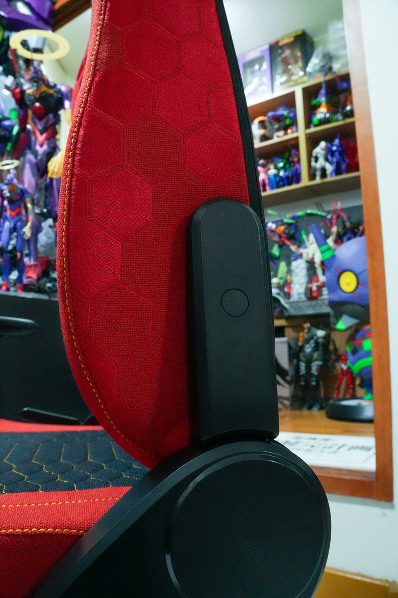 RAZER 雷蛇 Iskur V2 X EVA-02 Edition 開箱 - 當信仰遇到信仰