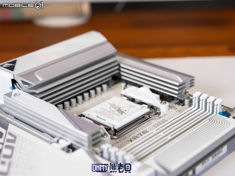 遲來的背插主機板體驗!技嘉 X870 AORUS STEALTH ICE