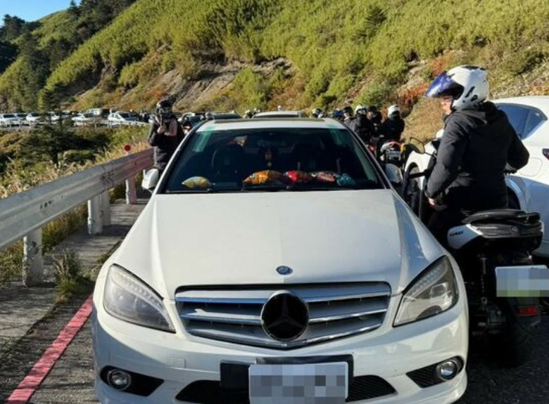 武嶺賓士違停塞爆200車！車主竟沒受罰警方曝原因