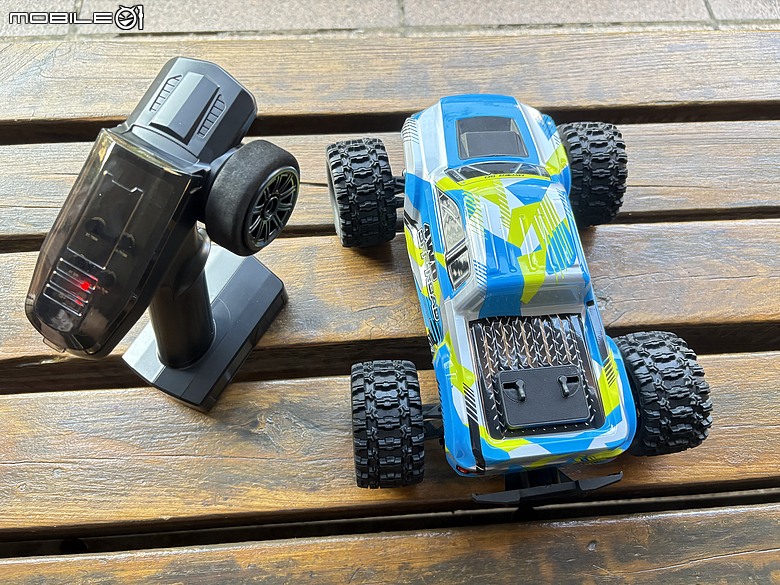 MJX Hyper Go 18208 開箱心得:1/18 四驅越野遙控車,兩套車殼、兩顆電池的入門款
