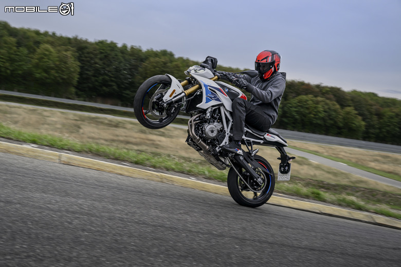 點我看大圖 BMW F 450 R 正式發表,自動離合器、48 匹馬力、175 公斤繼承 S 1000 R 靈魂的輕量級街車!