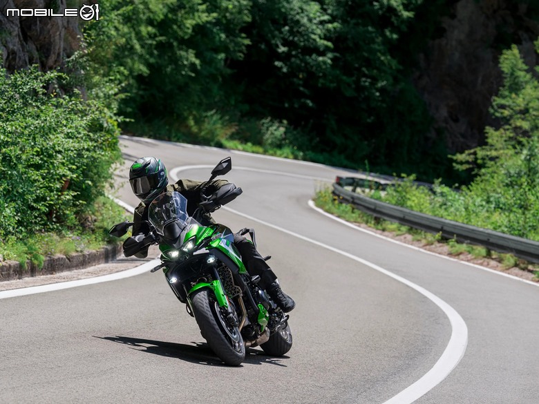 點我看大圖 承襲 Z900 四缸動力與雷達電控架構,全新 Kawasaki Versys 900 正式發表!