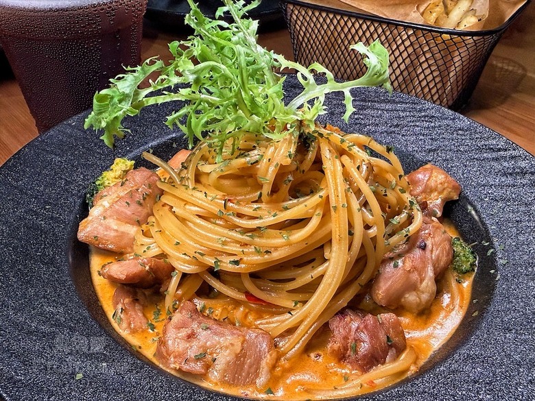 逢甲巷弄深夜微醺食堂,義大利麵份量多又好吃,八種口味可以挑選