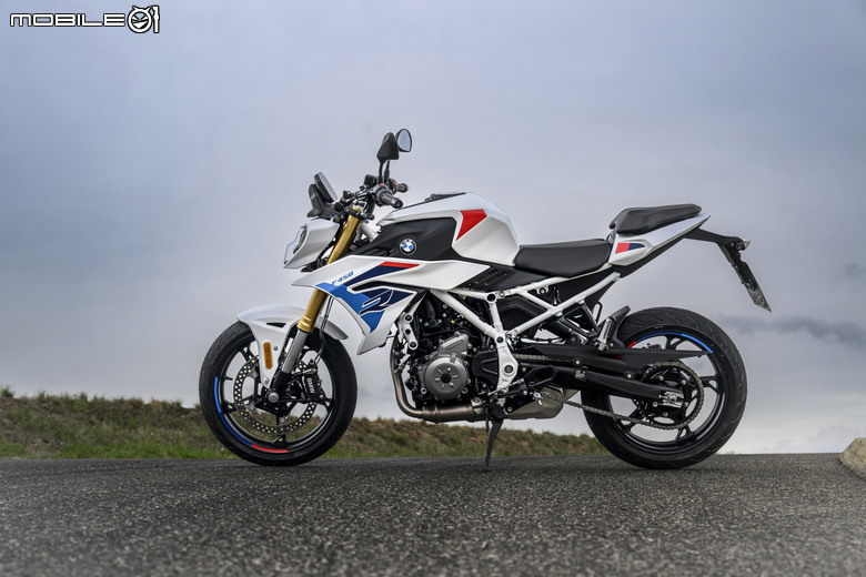 點我看大圖 BMW F 450 R 正式發表,自動離合器、48 匹馬力、175 公斤繼承 S 1000 R 靈魂的輕量級街車!