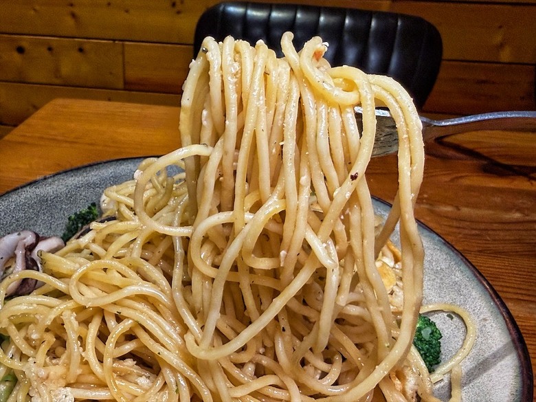 逢甲巷弄深夜微醺食堂,義大利麵份量多又好吃,八種口味可以挑選