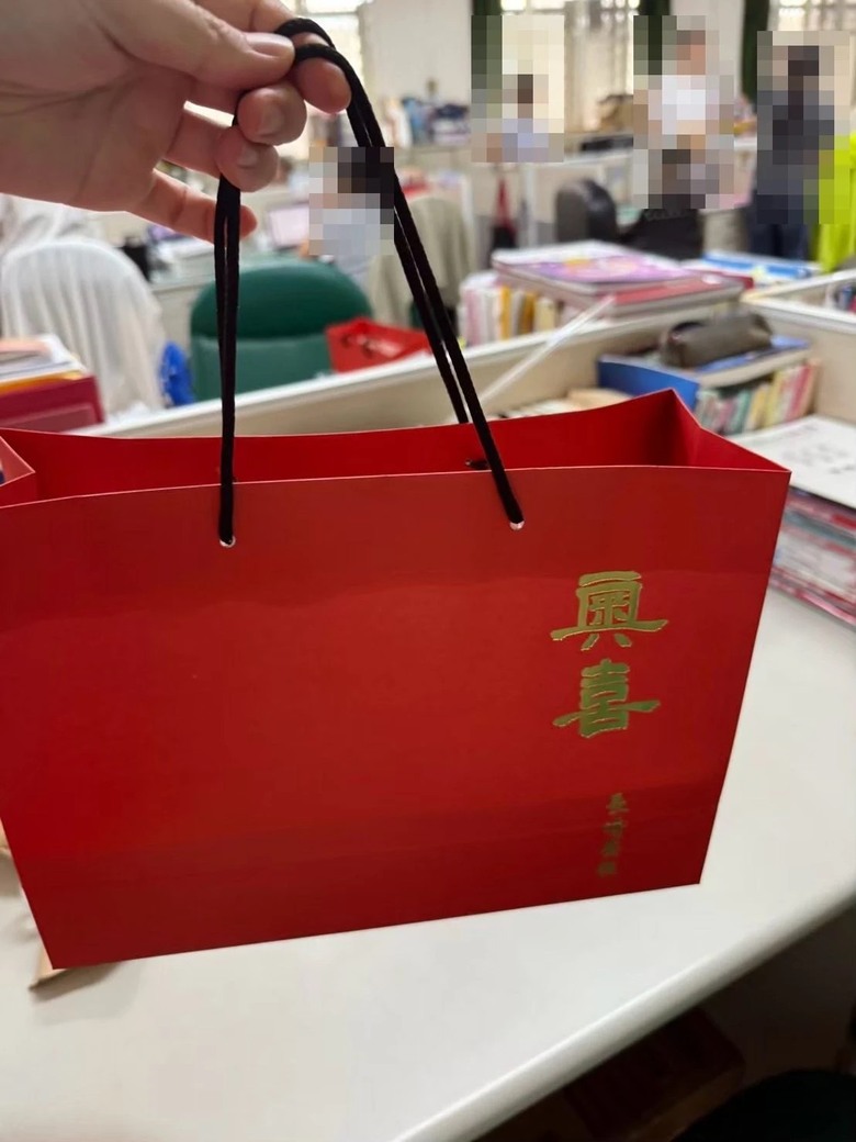 台中伴手禮分享｜紅腰封與燙金提袋超體面