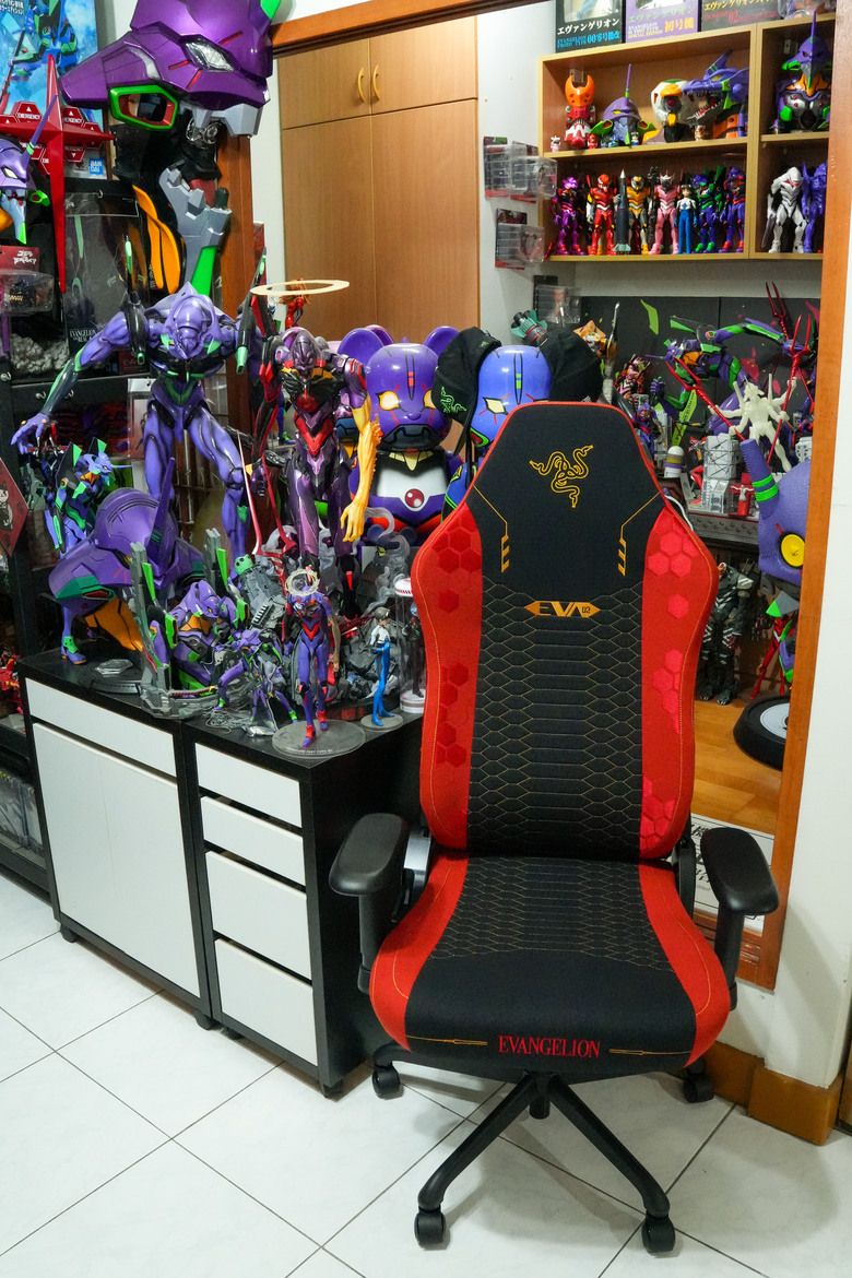 RAZER 雷蛇 Iskur V2 X EVA-02 Edition 開箱 - 當信仰遇到信仰