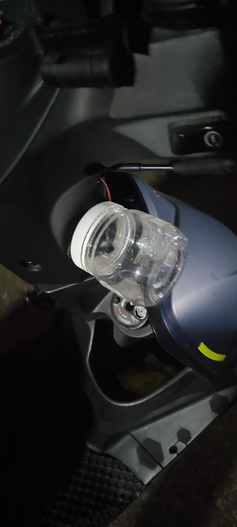自製機車USB插座防水蓋，雨天可插電使用。