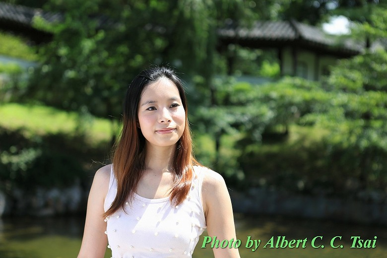 點我看大圖 【人像美學】古典園林裡的情感與光影:Canon 5D3 人像外拍光影紀實(搭配 24-70mm / 70-200mm)