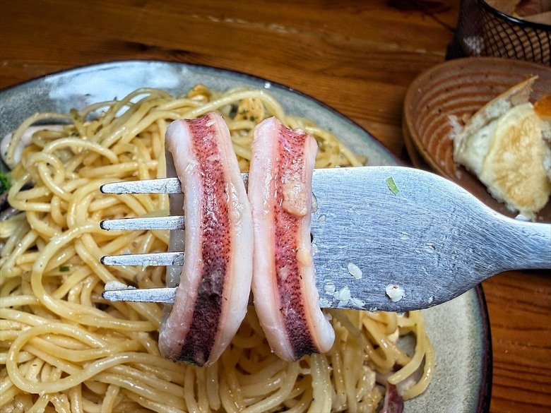 逢甲巷弄深夜微醺食堂,義大利麵份量多又好吃,八種口味可以挑選