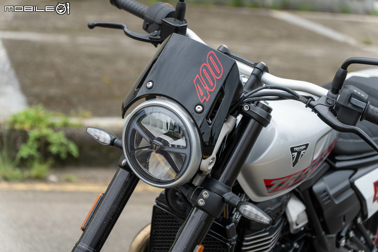 點我看大圖 Triumph Tracker 400 試駕|賽事基因入都會,滑胎英姿傲群雄