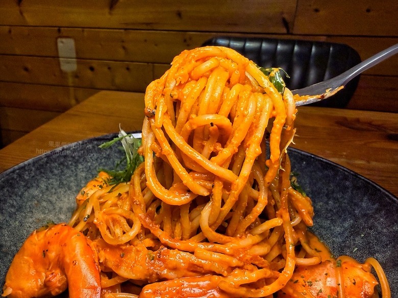 逢甲巷弄深夜微醺食堂,義大利麵份量多又好吃,八種口味可以挑選