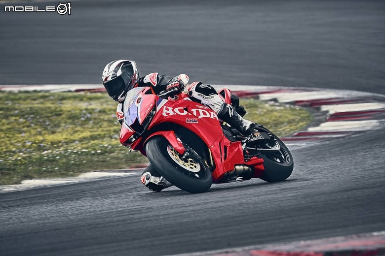 點我看大圖 本田發表 2027 年式雙四缸仿賽陣容,CBR500R FOUR 配備 E-Clutch 登場,CBR600RR 戰力同步升級