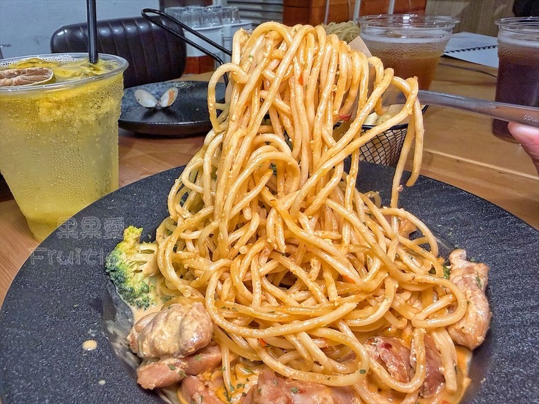 逢甲巷弄深夜微醺食堂,義大利麵份量多又好吃,八種口味可以挑選