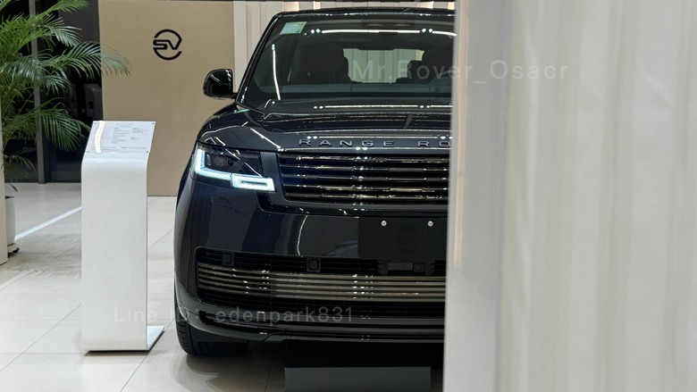 展間直接規劃頂級車款的區域Range Rover P615 SV SWB