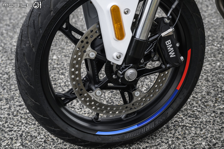 點我看大圖 BMW F 450 R 正式發表,自動離合器、48 匹馬力、175 公斤繼承 S 1000 R 靈魂的輕量級街車!
