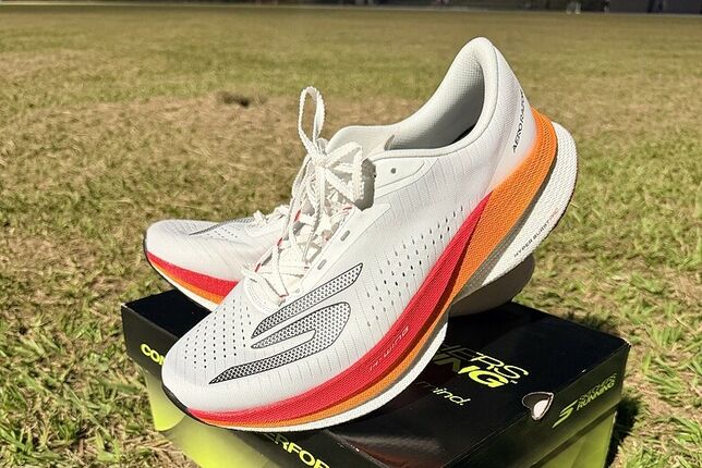 【SKECHERS AERO RAZOR實測】輕、彈、快的速度革命｜新竹10K與跑步機間歇實戰心
