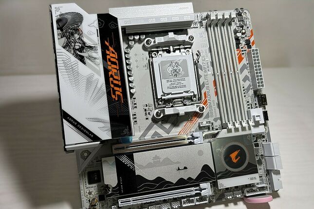 「純白軍火庫的專屬看板娘，把雕妹娶回家！」B850M AORUS ELITE ICE-P 白化主機板開箱