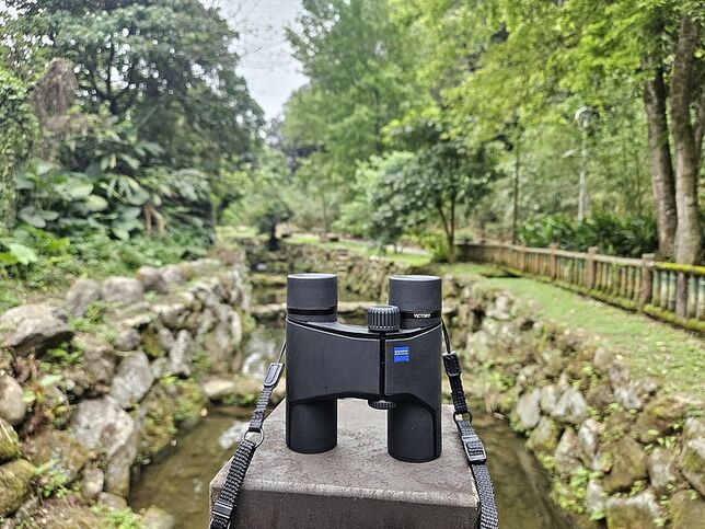 輕裝出發！帶上 ZEISS Victory Pocket 雙筒望遠鏡，漫遊小坑溪文學步道 順道拜小坑福德宮土地公跟武財神