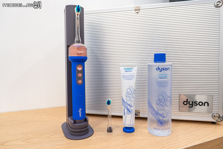 Dyson CameraJet 微鏡噴射電動牙刷登場｜牙刷也有鏡頭＋AI，還能自動噴射漱口水！高單價挑戰旗艦潔牙市場