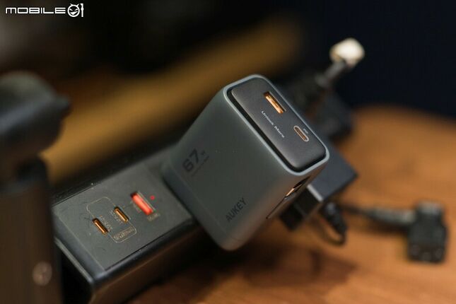 終結出門忘帶線材 AUKEY C12 氮化鎵自帶線筆電、手機快充充電器 67W