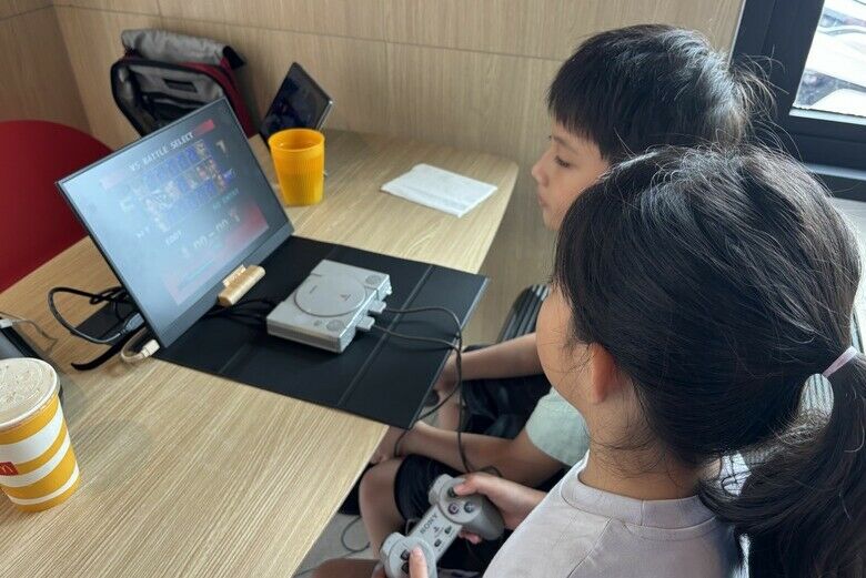 在速食餐廳也可以玩PS 讓兄妹鬩牆？！ 一個背包搞定！