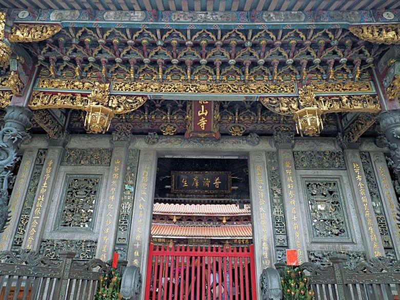 新富町文化市場、舊八甲庄郵便局、臺北市鄉土教育中心、剝皮寮歷史街區、艋舺地藏王廟 、青草巷、艋舺龍山寺、廣州街觀光夜市、兩喜號 Liang Xi Hao - 總店、艋舺啟天宮｜ 料舘媽祖、龍山文創基地 — 臺北市區小旅行之艋舺龍山寺一帶半日散策